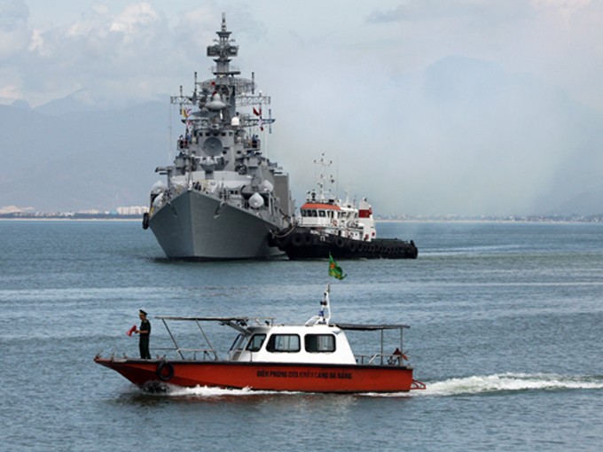 Chiến hạm INS Ranvijay của Ấn Độ neo đậu tại cảng Tiên Sa - Đà Nẵng.